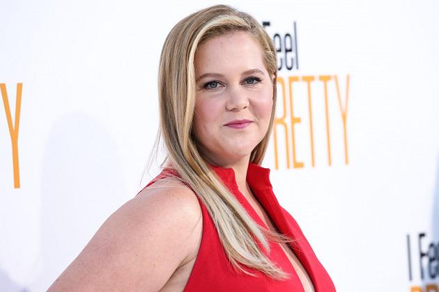 Amy Schumer poses in a bathing suit after surgery and liposuction: '40 years, 77 kg: I finally feel good'