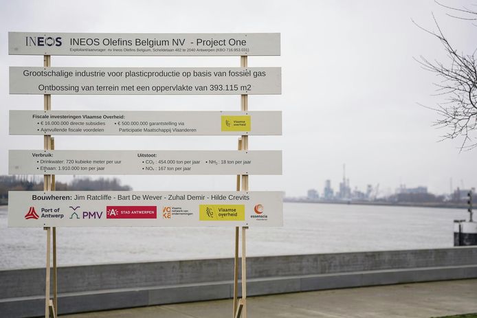 Protest group Ineos Will Fall puts up a tender banner at Antwerp's Grote Markt and the regional house and Port House of the Ineos plant to underscore its objections to the chemical giant.