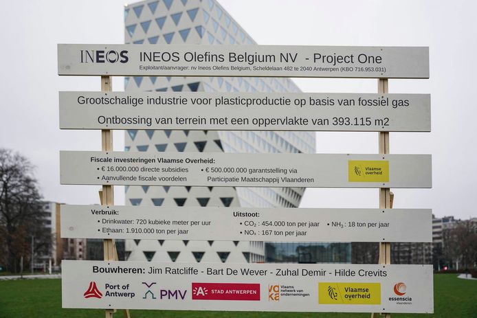 Protest group Ineos Will Fall puts up a tender banner at Antwerp's Grote Markt and the regional house and Port House of the Ineos plant to underscore its objections to the chemical giant.