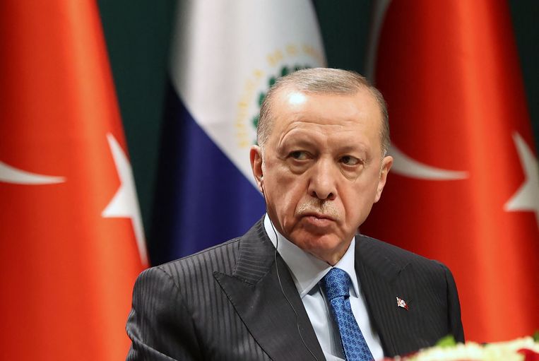 Turkish President Erdogan threatens to cut off his tongue from the singer