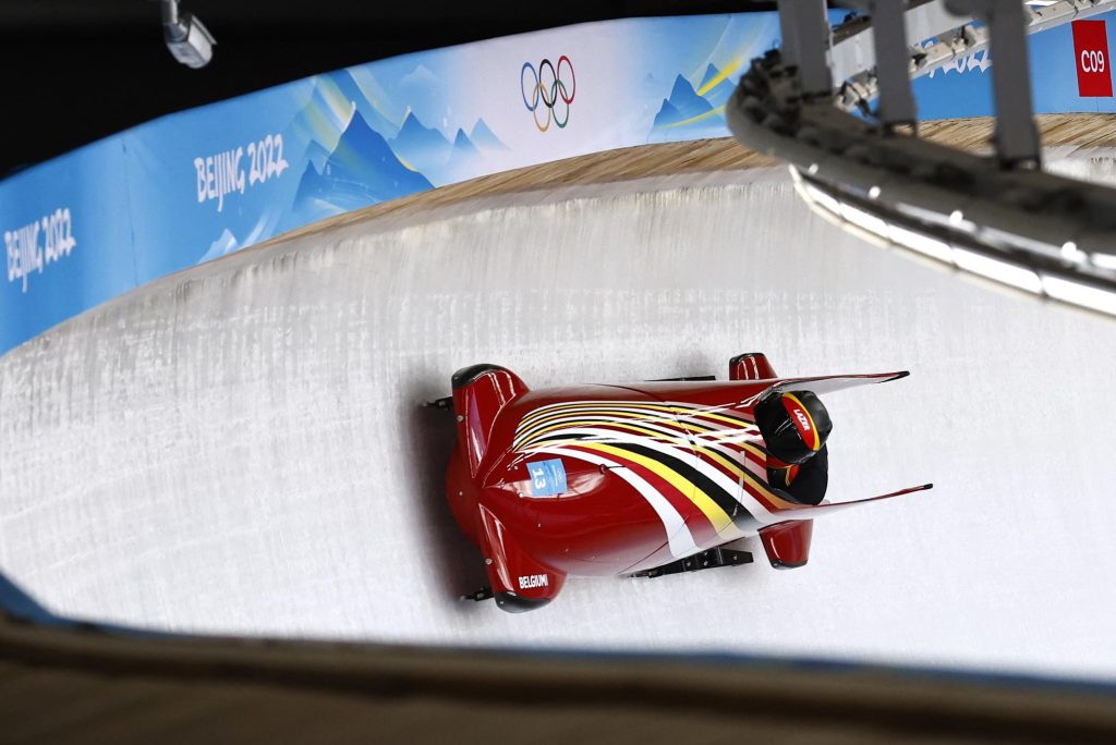 Suddenly the Belgian bobsleigh descended on the Olympic track with only one woman