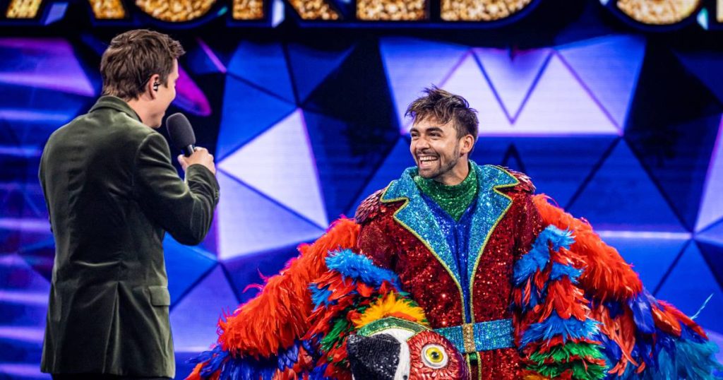 A parrot falls into the "Masked Singer" and watches its unveiling and all night shows |  The Masked Singer 2022
