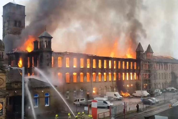 Heavy fire in an old English factory: more than 100 firefighters on site