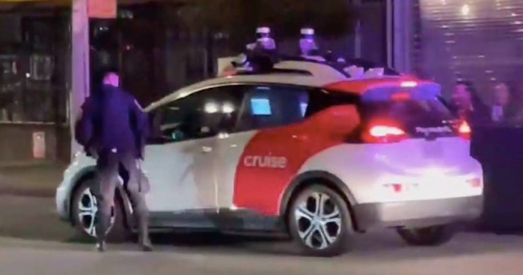 Farhan: Pictures show a surprised policeman checking out a self-driving taxi |  strange