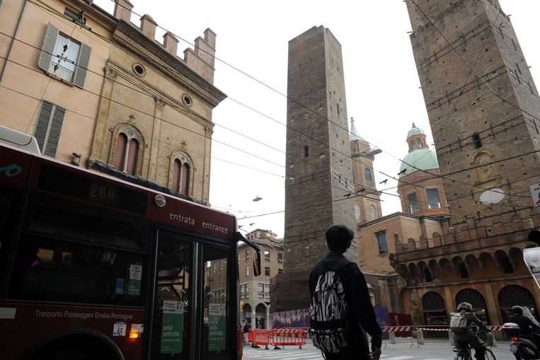 The 48-meter-high Garisenda Tower in Bologna is increasingly screaming and screaming: the city is closing the square
