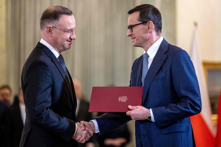 The new conservative government is sworn in without a majority in Poland: a "farce"