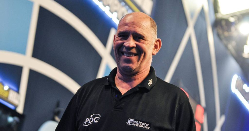 Ross Bray, 'voice' of darts, quits smoking: 'I started smoking when I was 10' |  More sports