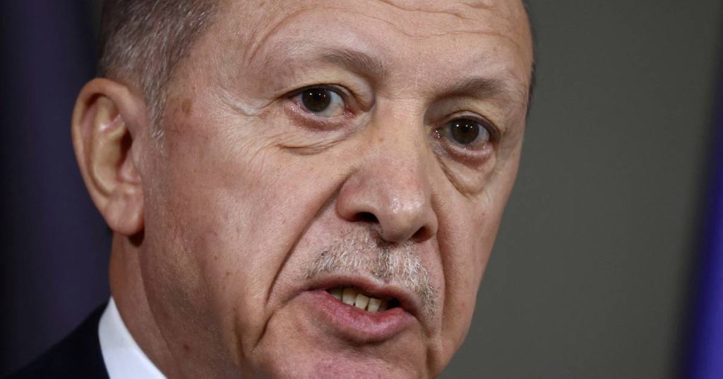 Türkiye raises interest rates to 40 percent  Economy