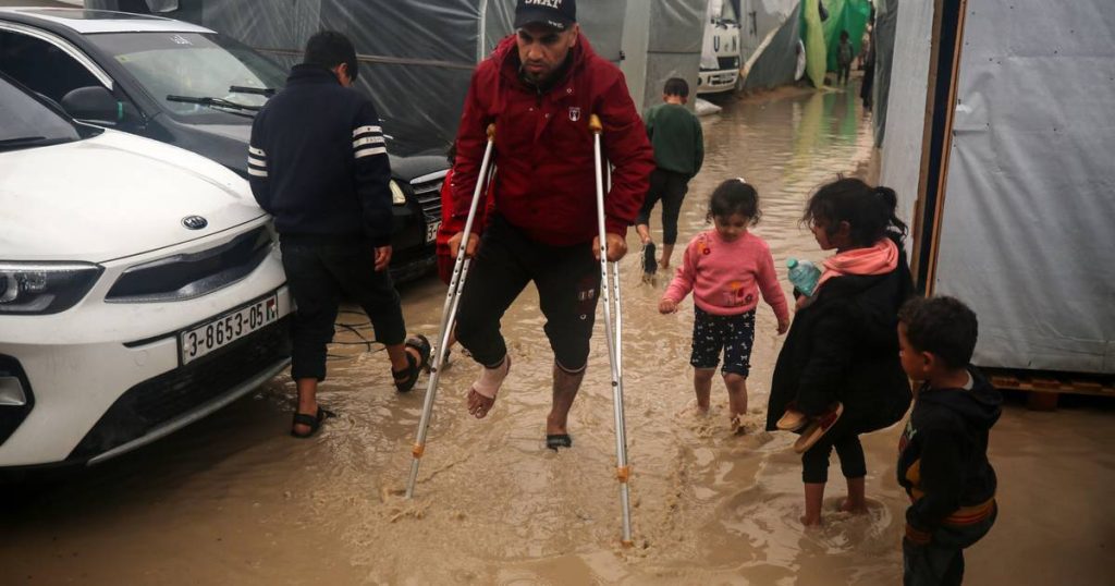 Heavy rains in Gaza: Water flooded temporary Palestinian refugee tents |  The Israeli-Palestinian conflict