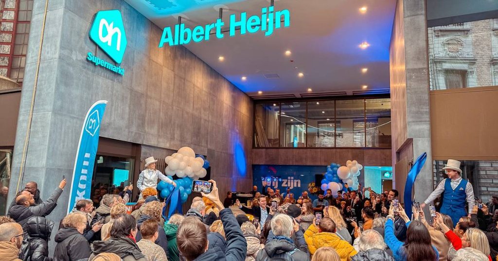 Huge turnout for Albert Heijn store opening at Antwerp Central Station: “Opening a store here was at the top of my wish list” |  Antwerp