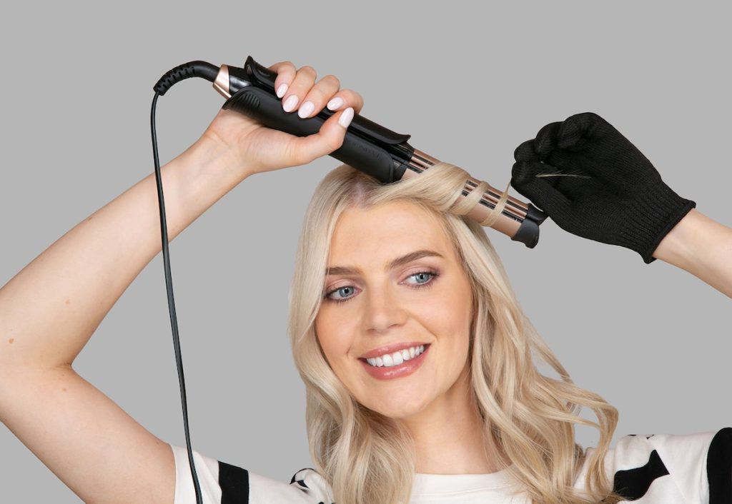 Straighten and curl hair with the Remington ONE Straight & Curl Styler S6077