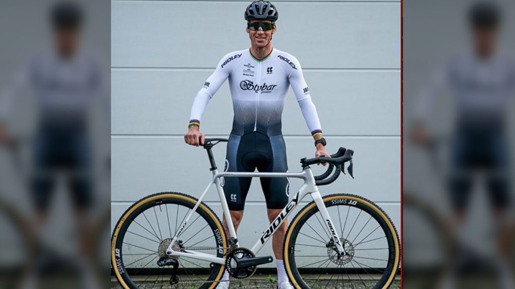 Zdenek Stybar forms a one-man team and finally hangs his bike in the Cyclo-cross World Championship
