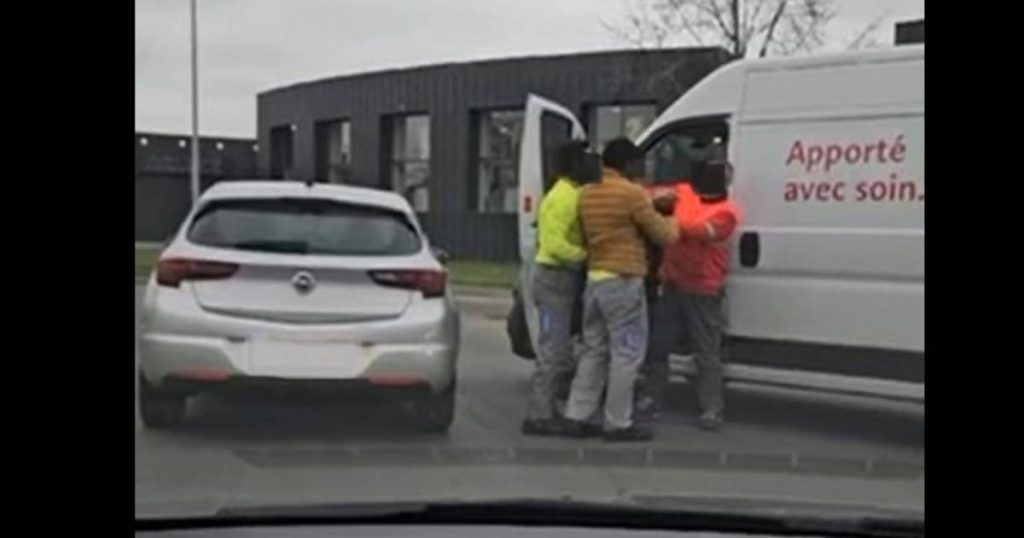 A postman was injured during an incident of road rage on a roundabout in Roeselare  rosellari