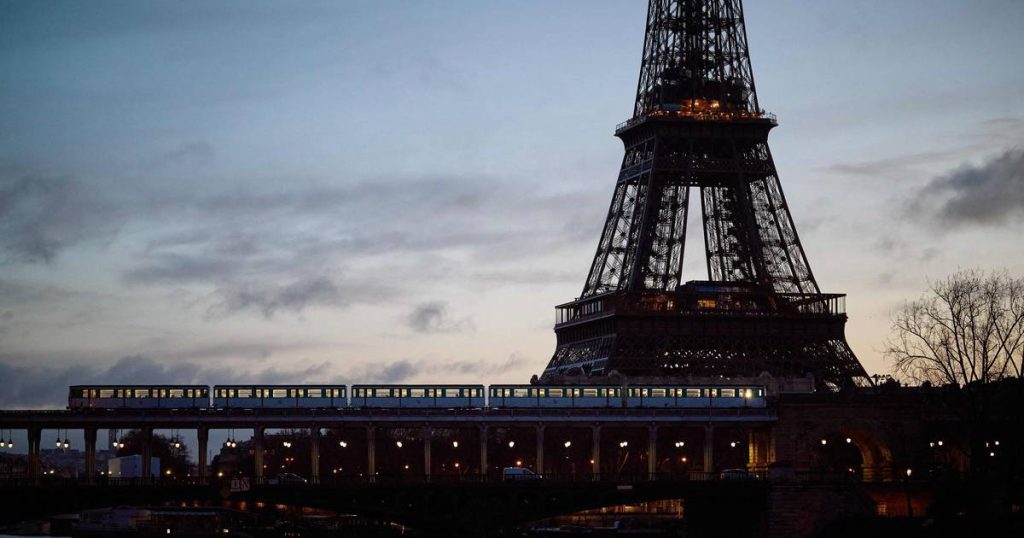 Financial mismanagement and erosion: striking employees will keep the Eiffel Tower closed today and tomorrow |  outside