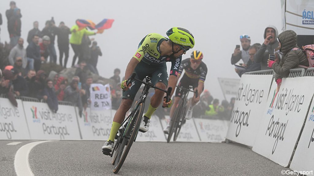 Remco Evenepoel collides with Daniel Martinez in a sprint, Wout van Aert passes in the final kilometre.