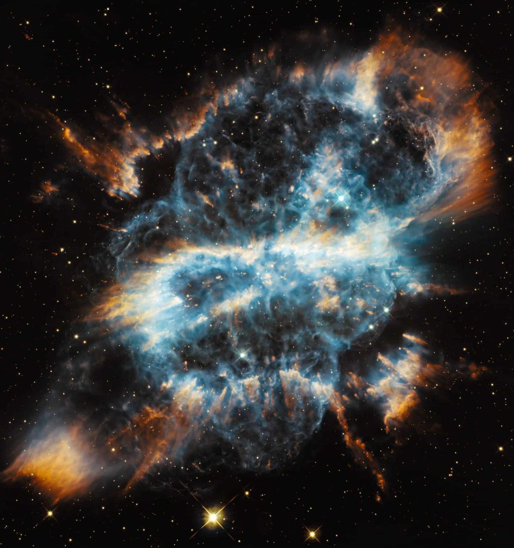How a dying star leaves the environment in turmoil