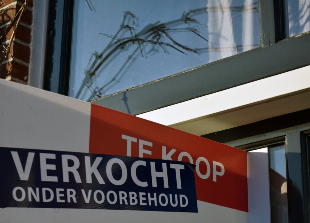 Why do Belgians buy a house in a Dutch border area?