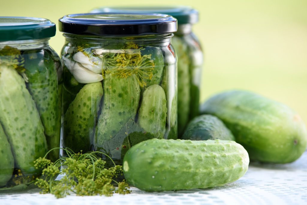 Do you suffer from sore throat?  An American doctor says: Drink pickle juice