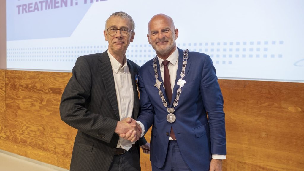 Martin van den Bent is royally decorated